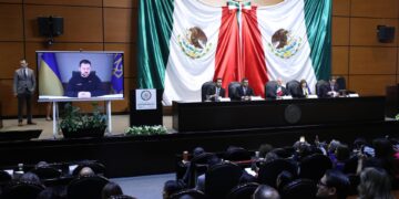 Diputados mexicanos observan un mensaje del presidente de Ucrania Volodímir Zelensky (en pantalla), hoy en la Cámara de Diputados en la Ciudad de México (México). EFE/Sáshenka Gutiérrez