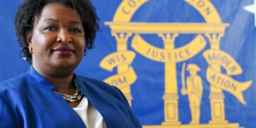 Abrams hizo historia en 2018 como la primera mujer negra en ser nominada por un partido importante para gobernadora de un estado estadounidense. (Foto: WSBTV)
