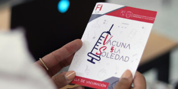 Una persona muestra una cartilla de vacunación el 7 de abril de 2023 en la ciudad de Querétaro (México). EFE/Sergio Adrián Angeles