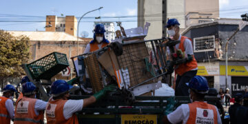 Trabajadores municipales recogen basuras como parte de un plan para el retiro de las calles de personas sin hogar, hoy, en el centro de la ciudad de São Paulo (Brasil). EFE/ Isaac Fontana