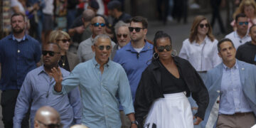 El expresidente estadounidense Barack Obama y su mujer, Michelle, en Barcelona. EFE/Alejandro García