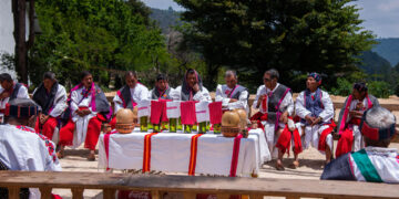Indígenas maya tzeltales fueron registrados este domingo, 9 de abril, al participar en una ceremonia ancestral por la resurrección de Cristo, en la comunidad de Huixtán (estado de Chiapas, México). EFE/Carlos López