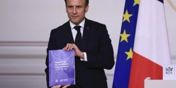 El presidente francés, Emmanuel Macron, muestra el documento sobre "el fin de la vida" en el que ha trabajado un grupo de ciudadanos. EFE/EPA/Aurelien Morissard / POOL MAXPPP OUT