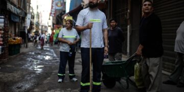 Un grupo de voluntarios y funcionarios del Gobierno realizan una limpieza por la conocida Villa 1-11-14 en busca de prevenir la enfermedad del dengue, en Buenos Aires (Argentina), en una fotografía de archivo. EFE/Juan Ignacio Roncoroni