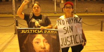 Mujeres participan de una vigilia por las víctimas de feminicidio al frente al Palacio de Justicia en Lima (Perú). EFE/ Paula Bayarte