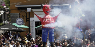 Pobladores participan en la tradicional quema de judas después de tres años de suspensión debido a la pandemia por covid-19 hoy, en el Barrio del Artista en la ciudad de Puebla (México). EFE/Hilda Ríos