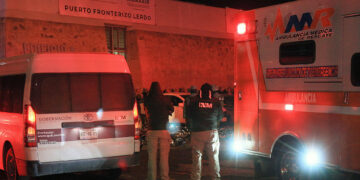 Personal de rescate acuden al auxilio durante un incendio en las instalaciones del Instituto Nacional de Migración (INM), donde fallecieron 40 migrantes la noche del 27 de marzo de 2023, en Ciudad Juárez, Chihuahua (México). EFE/Luis Torres