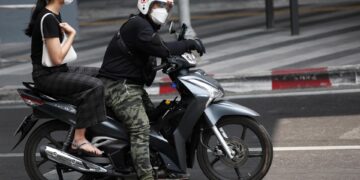 Motoristas en Bangkok protegidos con mascarilla. (Tailandia) EFE/EPA/RUNGROJ YONGRIT