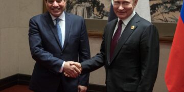 El presidente ruso, Vladímir Putin (d), saluda su homólogo egipcio, Abdelfatah al Sisi, en una fotografía de archivo. EFE/ Sergei Ilnitsky/pool