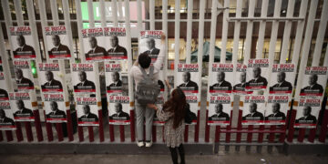 Activistas de la organización Avaaz se manifestaron con la pega de carteles hoy, en la sede del Instituto Nacional de Migración (INM) de Ciudad de México (México). EFE/José Méndez