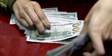 Fotografía que muestra a una mujer mientras cuenta dólares en una casa de cambio de divisas. Fotografía de archivo. EFE/ Mauricio Dueñas Castañeda