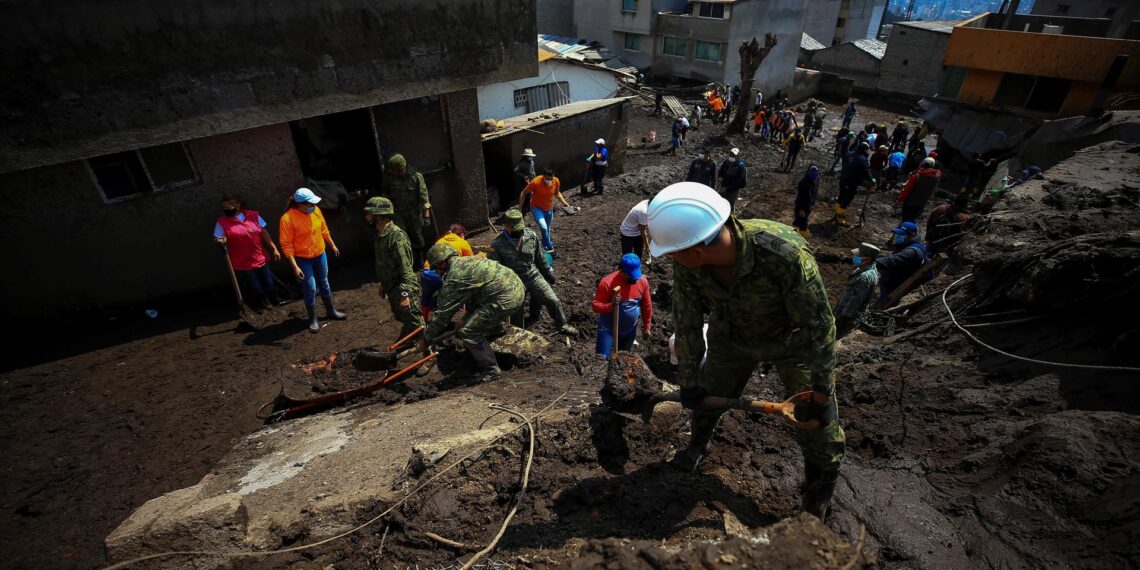 Varias personas retiran escombros de sus viviendas afectadas por un aluvión en Quito (Ecuador). Foto de archivo. EFE/ José Jácome