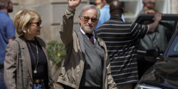 El cineasta estadounidense Steven Spielberg y su mujer, Kate Capshaw, este viernes en las calles de Barcelona. EFE/ Alejandro García