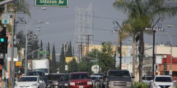 Fotografía de la interseccion del bulevar Atlantic y la avenida Slauson en Maywood, California, donde se puede ver la polución provocada por las industrias de la zona. EFE/IVAN MEJIA