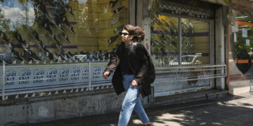 Una mujer camina sin velo en una calle de Teherán. La Policía iraní comenzó este sábado a perseguir de nuevo a las mujeres que no se cubren con el obligatorio velo islámico con el uso de cámaras para identificarlas, en un nuevo paso para reimponer esta prenda en el país islámico. EFE/Jaime León