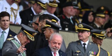 El presidente de Brasil, Luiz Inácio Lula da Silva (c), participa en la ceremonia del Día del Ejército en el Cuartel General del Ejército, hoy en Brasilia. (Brasil). EFE/André Borges