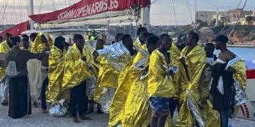 Imagen del 24/04/2023 de 47 inmigrantes rescatados en el Mediterráneo central en el puerto italiano de Lampedusa. EFE/ Gonzalo Sánchez