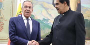 El presidente de Venezuela, Nicolás Maduro, saluda al canciller ruso, Serguéi Lavrov, este 18 de abril de 2023, durante un encuentro en Caracas (Venezuela). EFE/ Miguel Gutiérrez