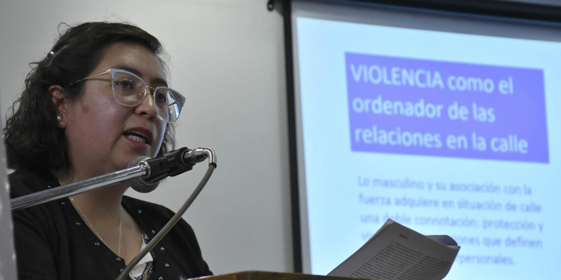La investigadora boliviana María Soledad Fernández habla hoy durante la presentación del estudio "Violencia sexual y violencia sexual comercial en contra de niñas y adolescentes mujeres en situación de calle", en La Paz (Bolivia). EFE/Stringer