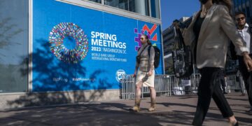 Gente camina fuera del edificio HQ2 del Fondo Monetario Internacional (FMI) durante las Reuniones de Primavera de 2023 del FMI y el Banco Mundial en Washington el pasado 10 de abril. EFE/EPA/SHAWN THEW