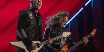 El vocalista y guitarrista James Hetfield (izq) y el también guitarrista Kirk Hammett (dcha), miembros de la banda estadounidense Metallica, en una imagen de archivo. EFE/EPA/SARAH YENESEL
