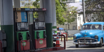 Un automóvil es visto en una gasolinera sin combustible para los particulares , en La Habana (Cuba), en una fotografía de archivo. EFE/Yander Zamora