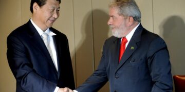 Fotografía de archivo, tomada el 19 de febrero de 2009, en la que se registró un encuentro del entonces presidente de Brasil, Luiz Inácio Lula da Silva (d), al recibir al entonces vicepresidente de China, Xi Jinping (i), en el Palacio de Planalto, en Brasilia (Brasil). EFE/Fernando Bizerra