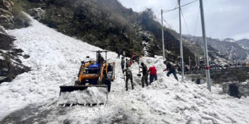Un grupo de personas con palas y maquinaria intenta rescatar a víctimas sepultadas por una avalancha, este martes en Sikkim, India. EFE/ Ejército Indio SOLO USO EDITORIAL / SOLO DISPONIBLE PARA ILUSTRAR LA NOTICIA QUE ACOMPAÑA (CRÉDITO OBLIGATORIO)