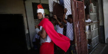 Reclusos se preparan para la representación de la Pasión de Cristo con motivo de la Semana Santa en la cárcel de Tinajitas en Ciudad de Panamá (Panamá). EFE/ Bienvenido Velasco