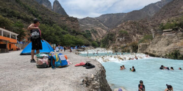 Turistas se bañan en un río de las Grutas de Tolantongo, el 7 de abril de 2023 en el municipio de Cardona, estado de Hidalgo (México). EFE/Miguel Victoria