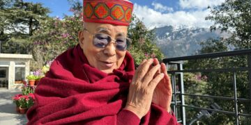 El dalai lama Tenzin Gyatso con un sombrero tradicional de Himachal Pradesh, viendo las celebraciones del Día de la República de la India. Foto: Twitter/@DalaiLama.