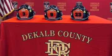 Cascos del cuerpo de bomberos del condado de DeKalb. Foto: Twitter/@DCFRpubaffairs.