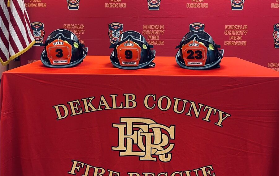 Cascos del cuerpo de bomberos del condado de DeKalb. Foto: Twitter/@DCFRpubaffairs.