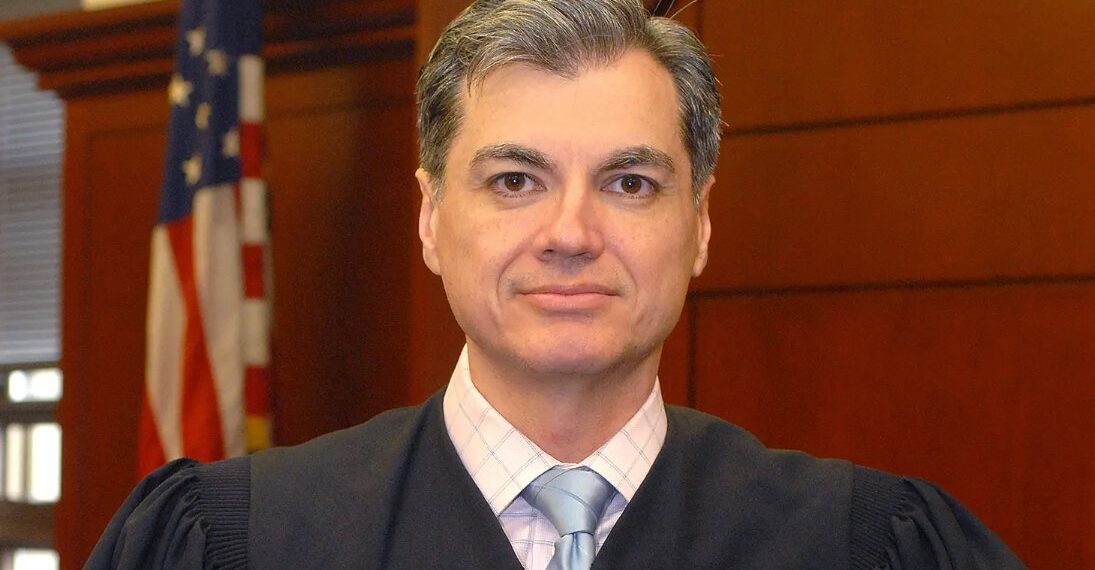 Juan Manuel Merchán, el juez colombiano que decidirá la suerte de Donald Trump. Foto: Twitter/@@Conmasde45.