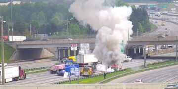 Incendio automovilístico en la I-85. Foto: Twitter/@WSBTraffic.