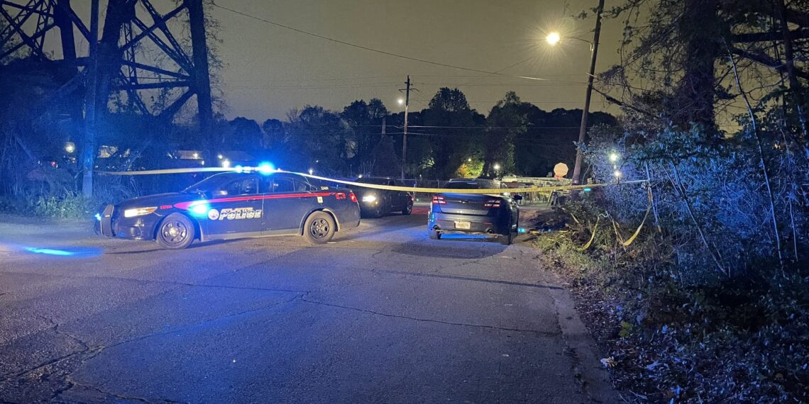 Un policía de Atlanta resultó herido durante el enfrentamiento en Bankhead. Foto: Twitter/@LindsayOnTV.