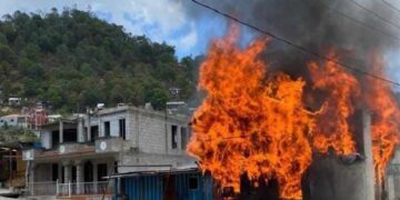 Incendian una casa en Chiapas. Foto: Twitter/@lajornadaonline.