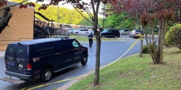 Fuerte presencia policial en complejo de departamentos de Atlanta por llamada de disparo. Foto: Atlanta News First