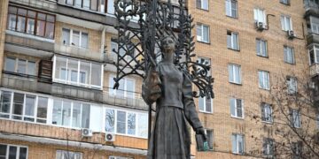 Monumento en Moscú a la poeta ucraniana Lesia Ukraínka. En el pedestal de dicha estatua algunos moscovitas depositan flores en memoria de los civiles ucranianos muertos en los ataques perpetrados por el ejército ruso. EFE/ Ignacio Ortega