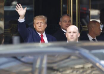 El expresidente de EE.UU., Donald J. Trump, deja la torre Trump en Nueva York (EE.UU.). EFE/EPA/CJ GUNTHER EPA-EFE/CJ GUNTHER