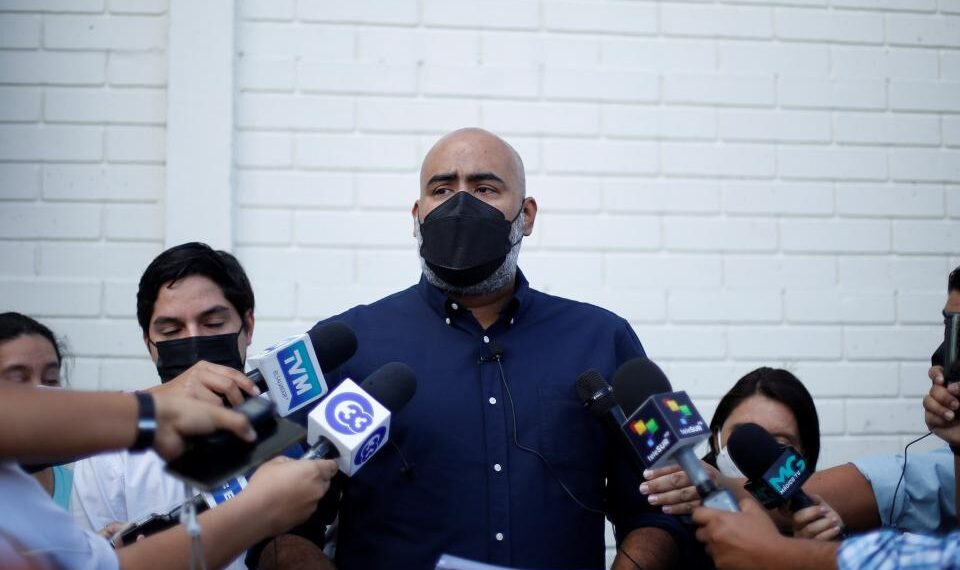 La Asociación de Periodistas de El Salvador (APES) condenó la "retención arbitraria" de dos de sus colegas por parte de militares. Crédito: EFE