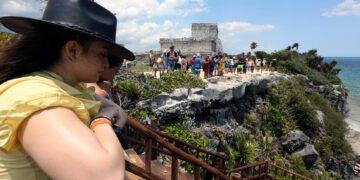Turistas visitan el Parque del Jaguar, el 12 de abril de 2023, en la zona arqueológica de Tulum, en Quintana Roo (México). EFE/Alonso Cupul