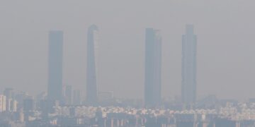 En la foto, vista de las cuatro torres de Madrid bajo una espesa nube de contaminación, en una imagen de archivo. EFE/Ángel Díaz