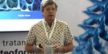 El director médico de Amgen México, Max Saráchaga, habla durante una sesión del Osteoporosis Summit, el 30 de marzo de 2023, en el balneario de Cancún en Quintana Roo (México). EFE/Alonso Cupul