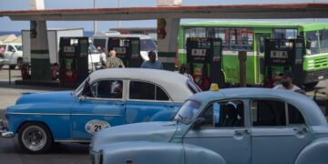 Son escenas que se repiten por toda La Habana y más allá de la capital de forma creciente en los últimos días: gasolineras vacías, largas colas de vehículos y gente que lo sufre con una mezcla de enojo y confusión. (Foto: MSM)
