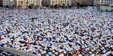 Los marroquíes celebran el fin del Ramadán con rezos multitudinarios. EFE/EPA/JALAL MORCHIDI