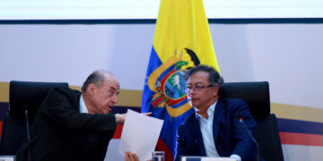 El presidente de Colombia, Gustavo Petro (d), y su ministro de Relaciones Exteriores, Álvaro Leyva, en una fotografía de archivo. EFE/José Jácome