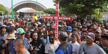 Migrantes se reúnen en una plaza pública del municipio de Huehuetán, hoy en el estado de Chiapas (México). EFE/Juan Manuel Blanco