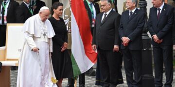 El papa Francisco con con la presidenta de Hungría, Katalin Novak, y el primer ministro Viktor Orbán. EFE/EPA/NOEMI BRUZAK HUNGARY OUT