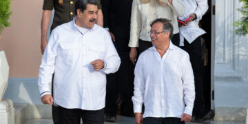 Fotografía de archivo, tomada el pasado 7 de enero, en la que se registró el encuentro del presidente de Venezuela, Nicolás Maduro (i), al recibir a su homólogo de Colombia, Gustavo Petro, en Caracas (Venezuela). EFE/Rayner Peña